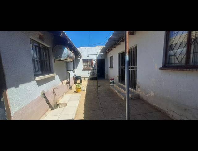 2 BEDROOM HOUSE FOR SALE IN STRETFORD